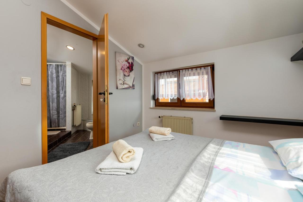 Apartments Kristina Ровінь Екстер'єр фото