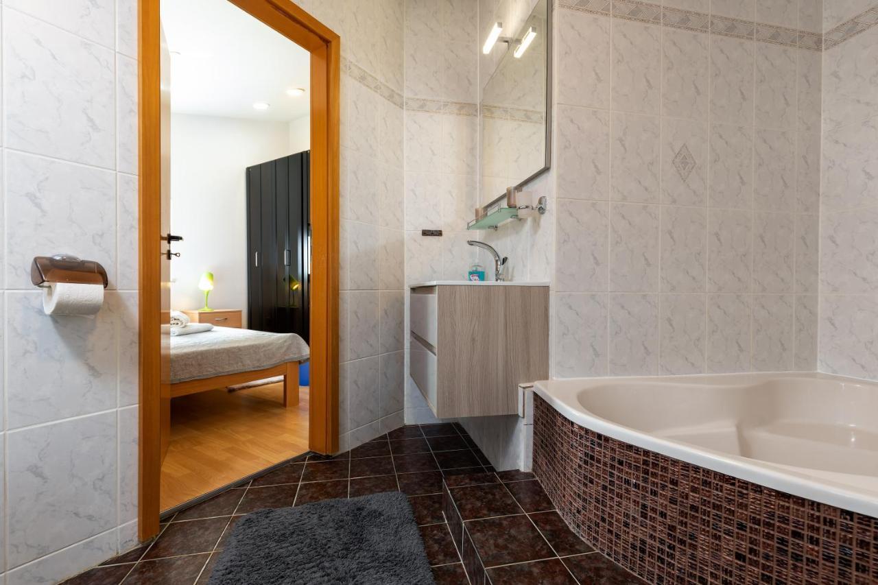 Apartments Kristina Ровінь Екстер'єр фото